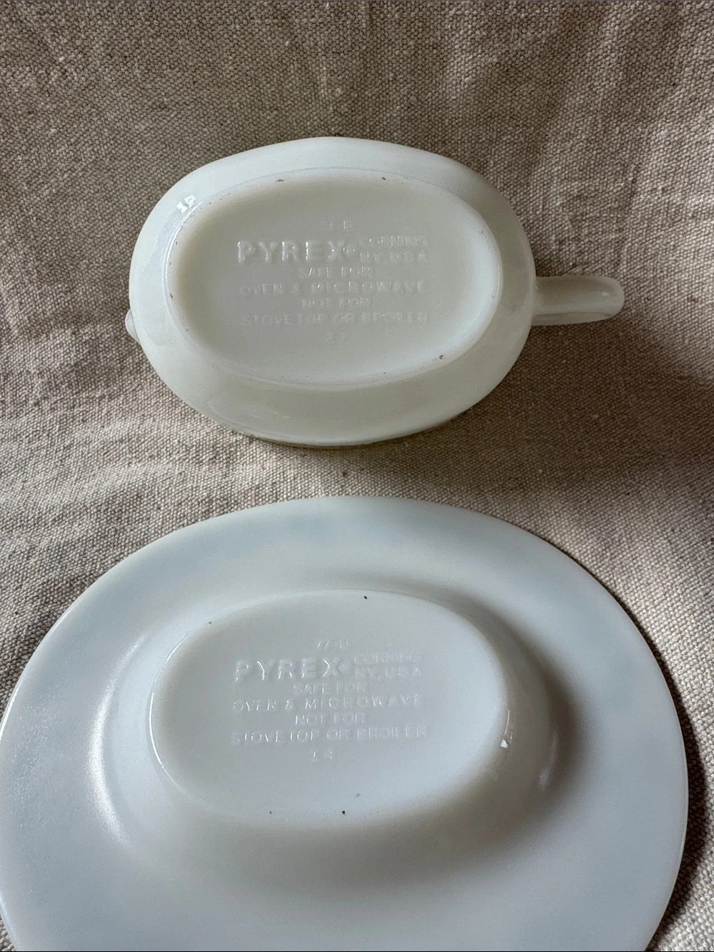 Pyrex Gravy Boat with Saucer in Crazy Daisy Pattern EUC